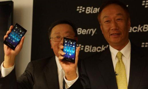 BlackBerry CEO John Chen auf dem MWC14 mit dem Z3.