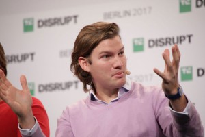 N26 Gründer & CEO Valentin Stalf stellte auf dem TechCrunch Disrupt Berlin die Metallkarte und die WeWork Kooperation vor. (Bild: )