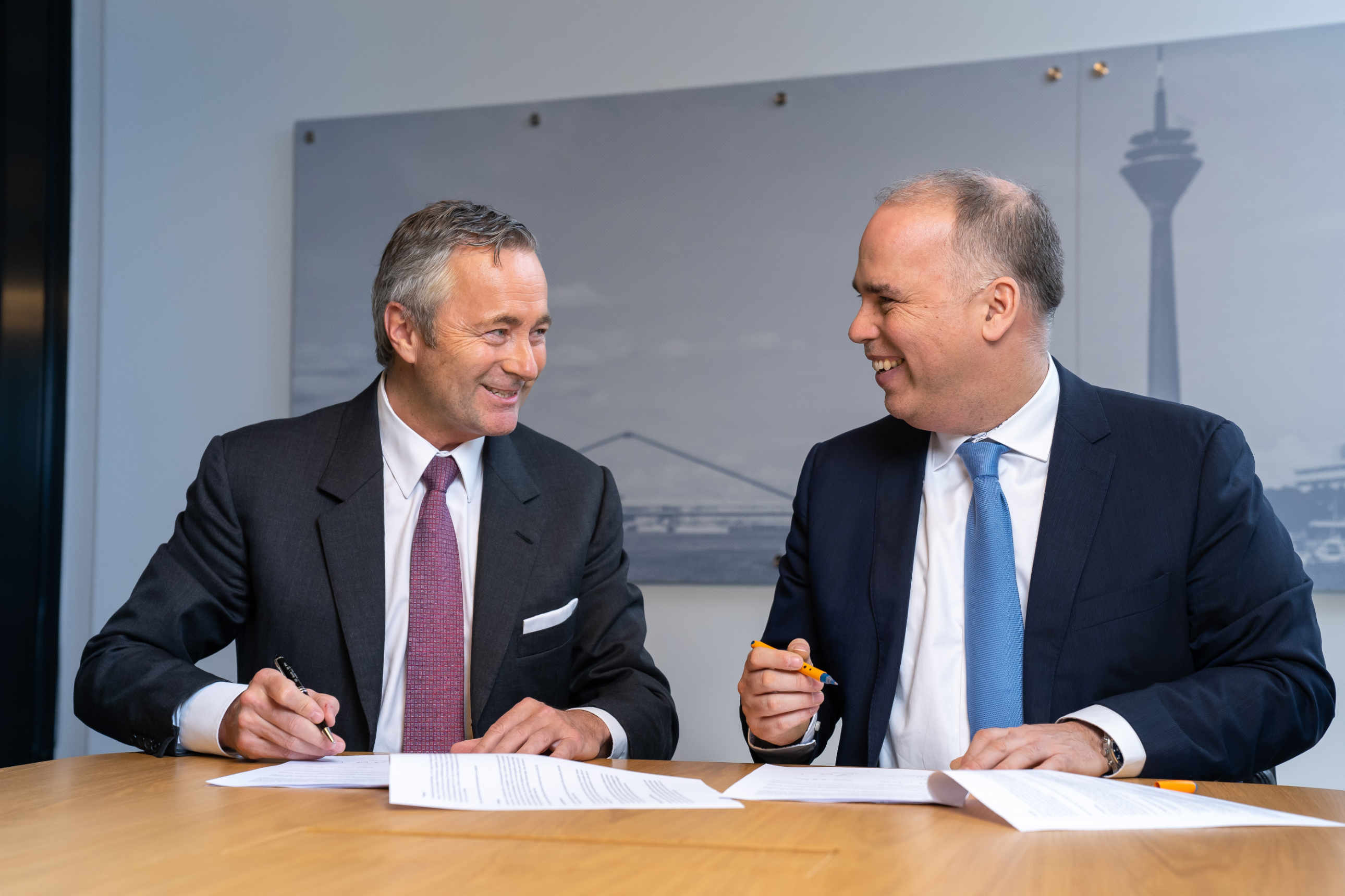 Hannes Ametsreiter und Dirk Woessner unterzeichnen die Absichserklärung zur Schliessung von grauen Flecken. (Bild: Vodafone)